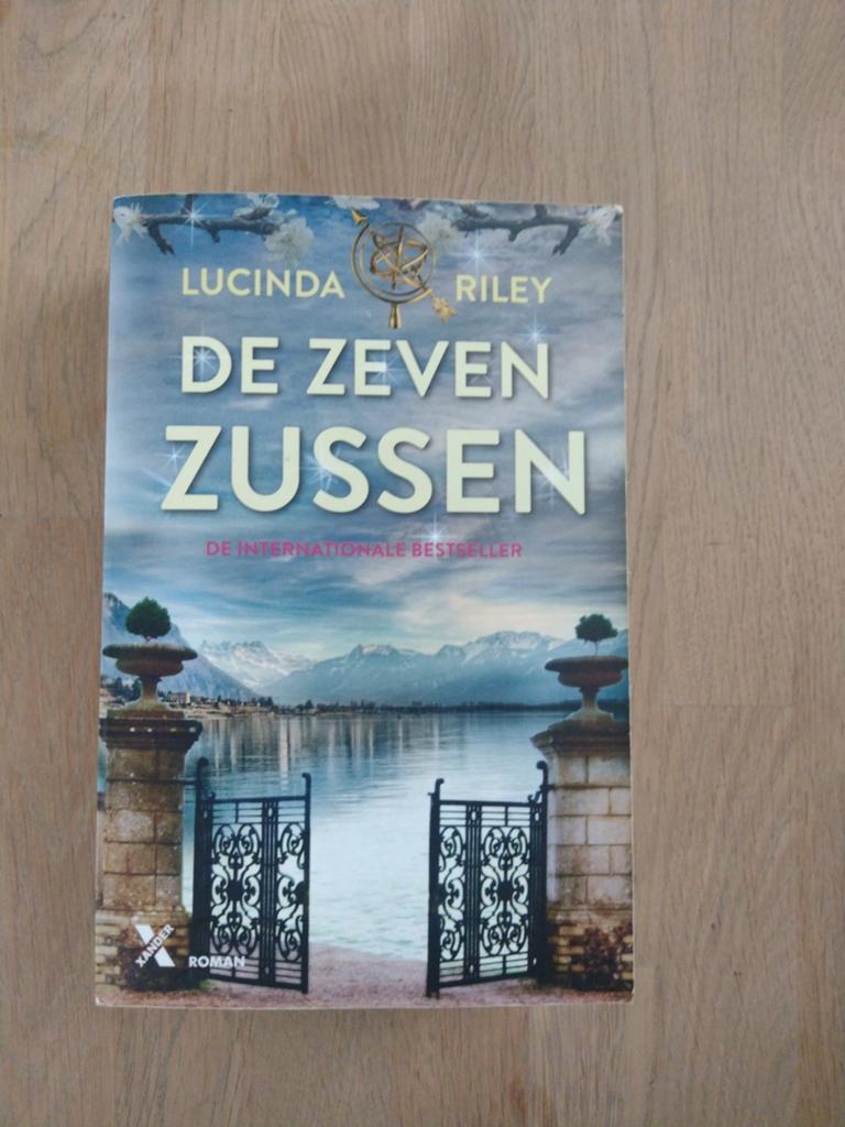 Lucinda Riley de zeven zussen, Ophalen of Verzenden, Zo goed als nieuw