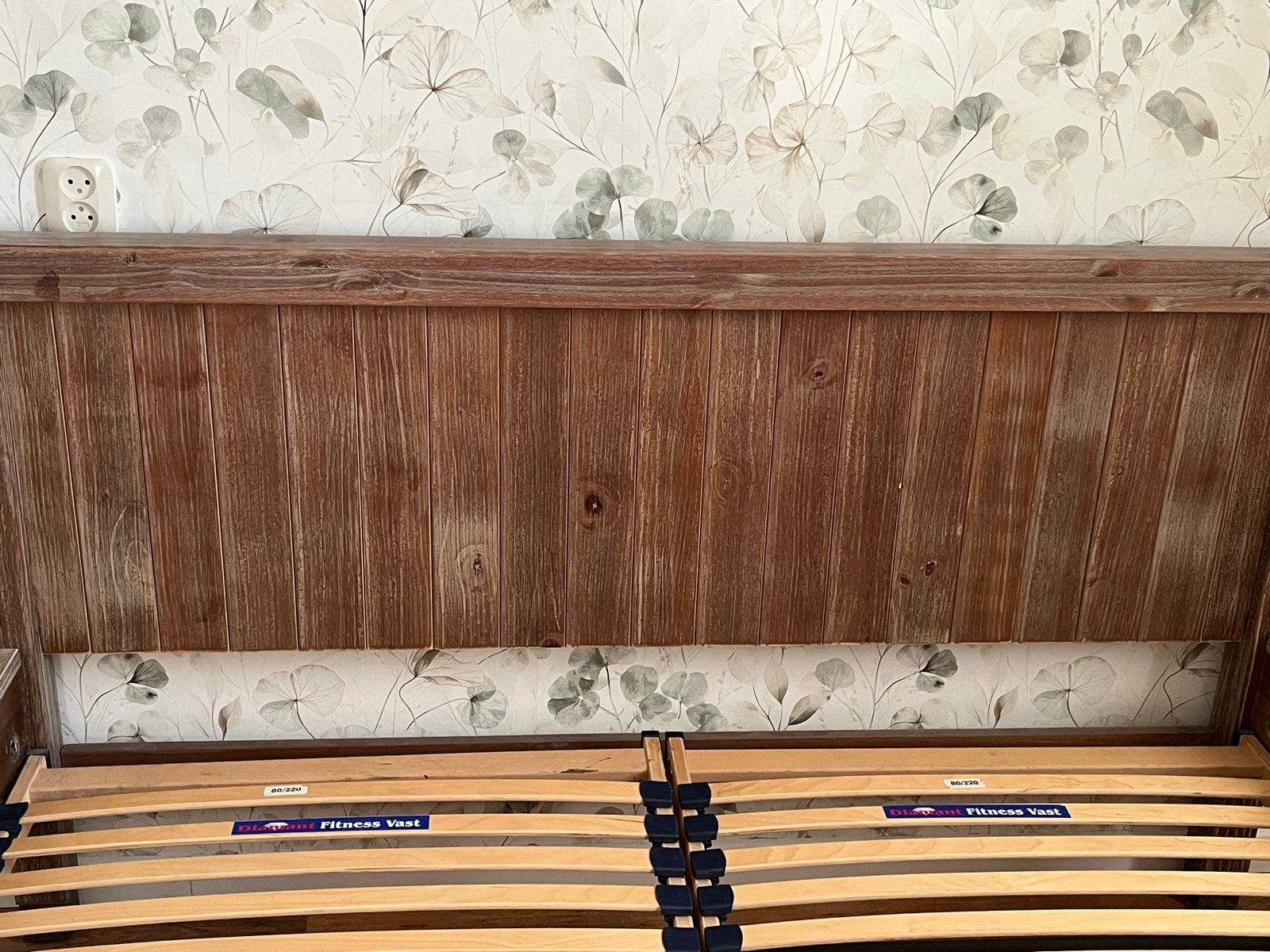 Houten tweepersoonsbed met lattenbodems, Ophalen, Gebruikt, Bruin, Tweepersoons