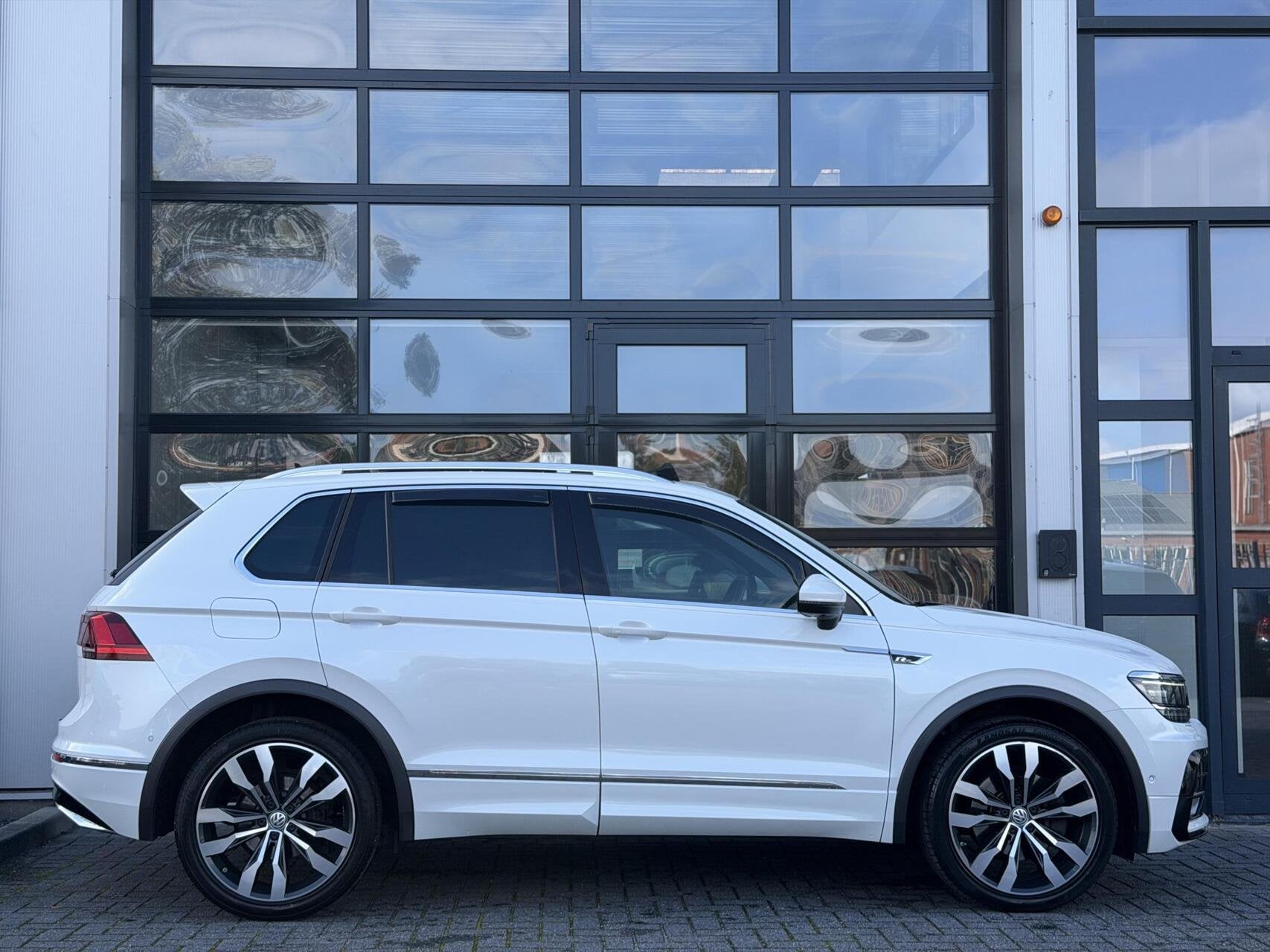 Volkswagen Tiguan 2.0 TSI 4Motion R-Line / PANO / HUD / LUXE, Gebruikt, 4 cilinders, 1984 cc, 2500 kg