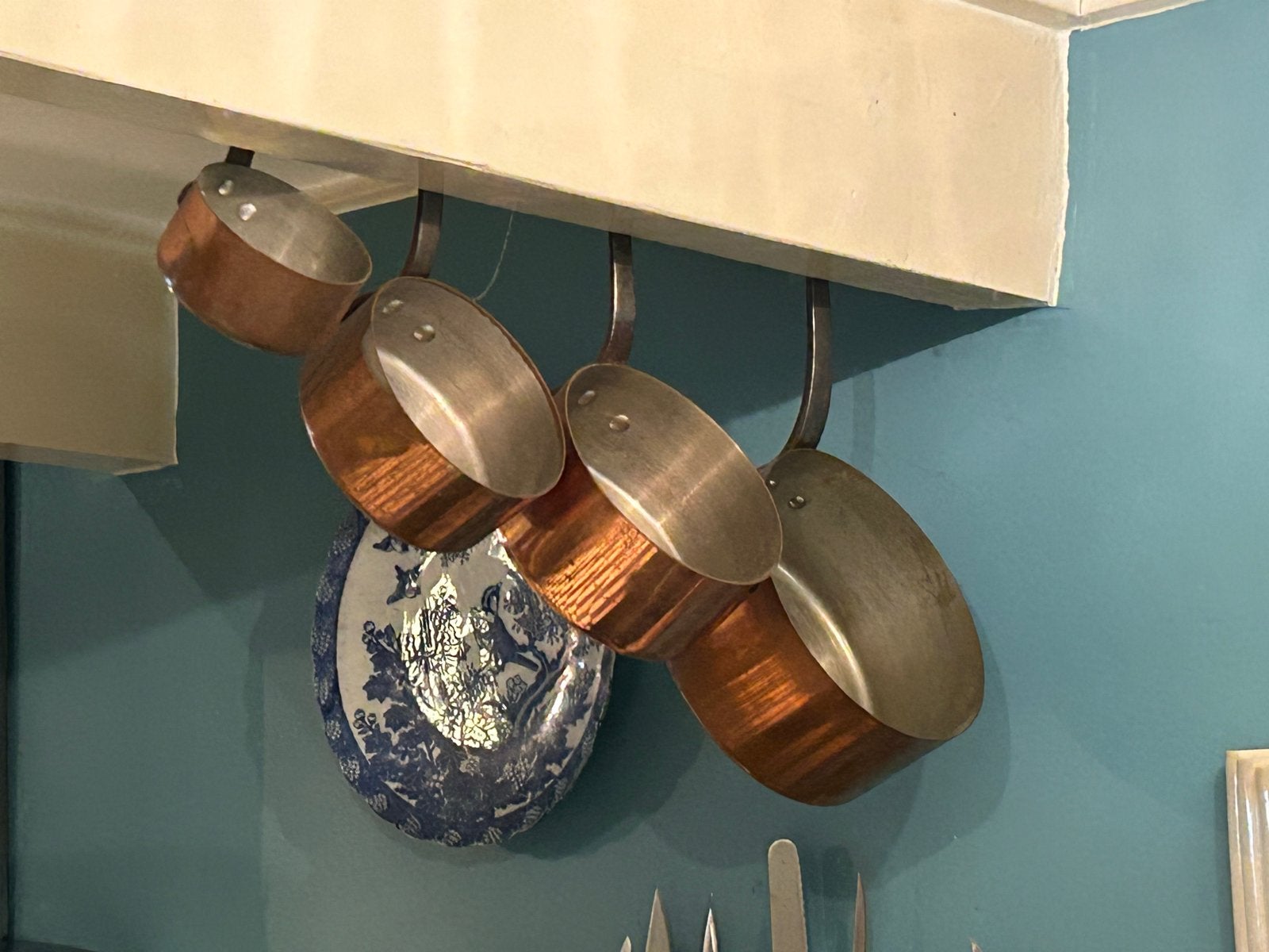 Set van 4 antieke Franse koperen steelpannen, Ophalen