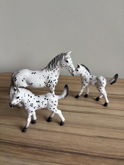 Schleich Knabstrupper merrie met 2 veulens., Ophalen of Verzenden, Zo goed als nieuw, Paard, Beeldje of Figuurtje