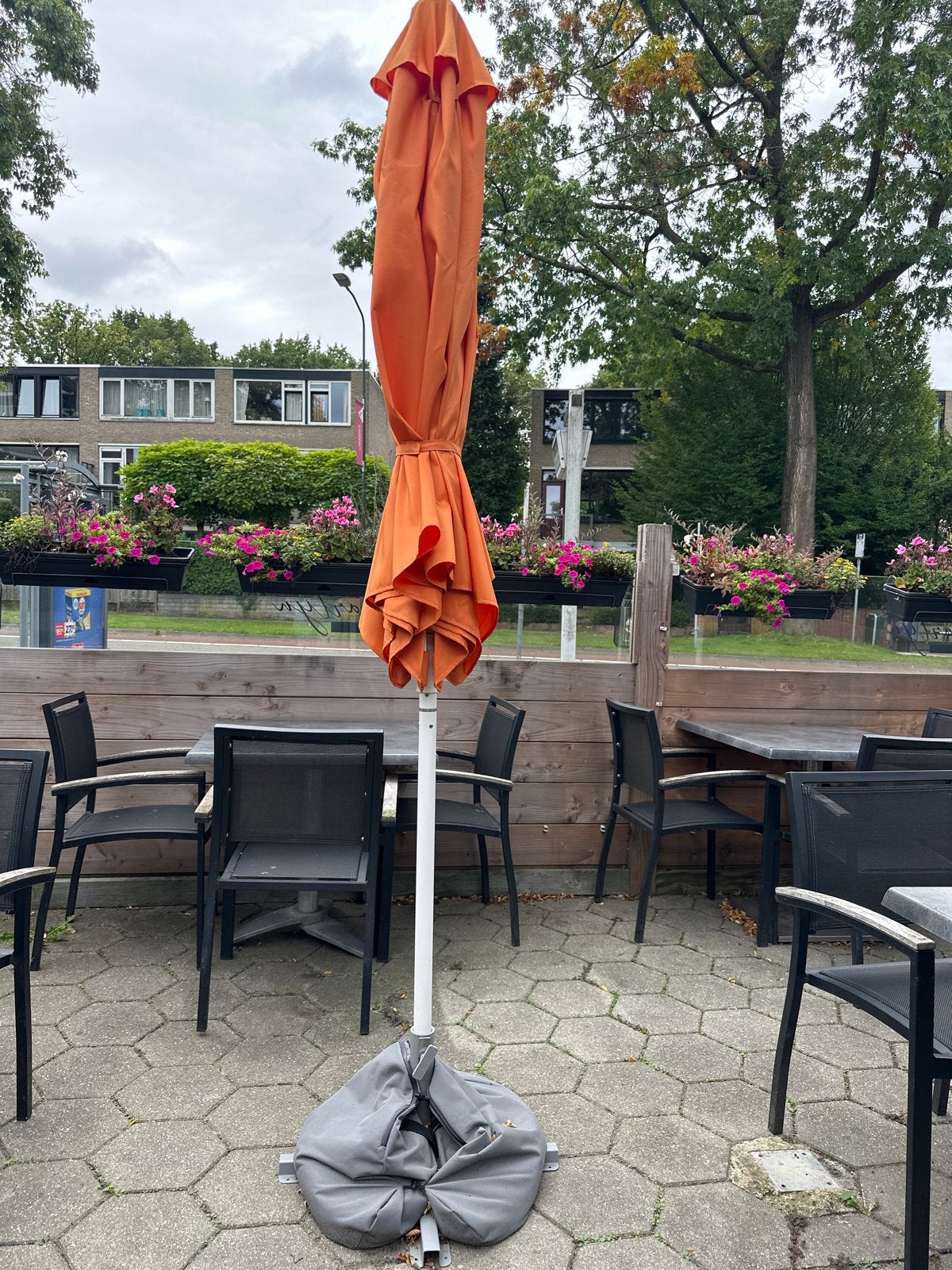 Oranje/grijze Stokparasol met zandzakken. - Gebruikt, Tuin en Terras, Ophalen, Gebruikt, 2 tot 3 meter, Waterdicht