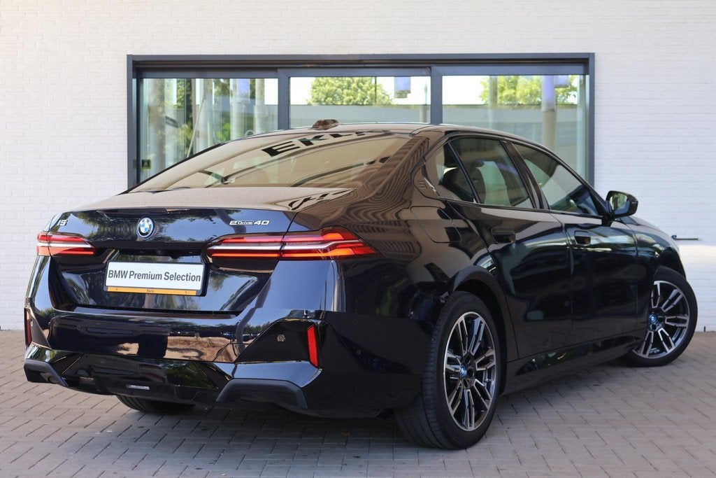 BMW i5 Sedan eDrive40 | M Sport | Leder/Alcantara | Driving, Auto's, BMW, Automaat, Achterwielaandrijving, Gebruikt, Zwart