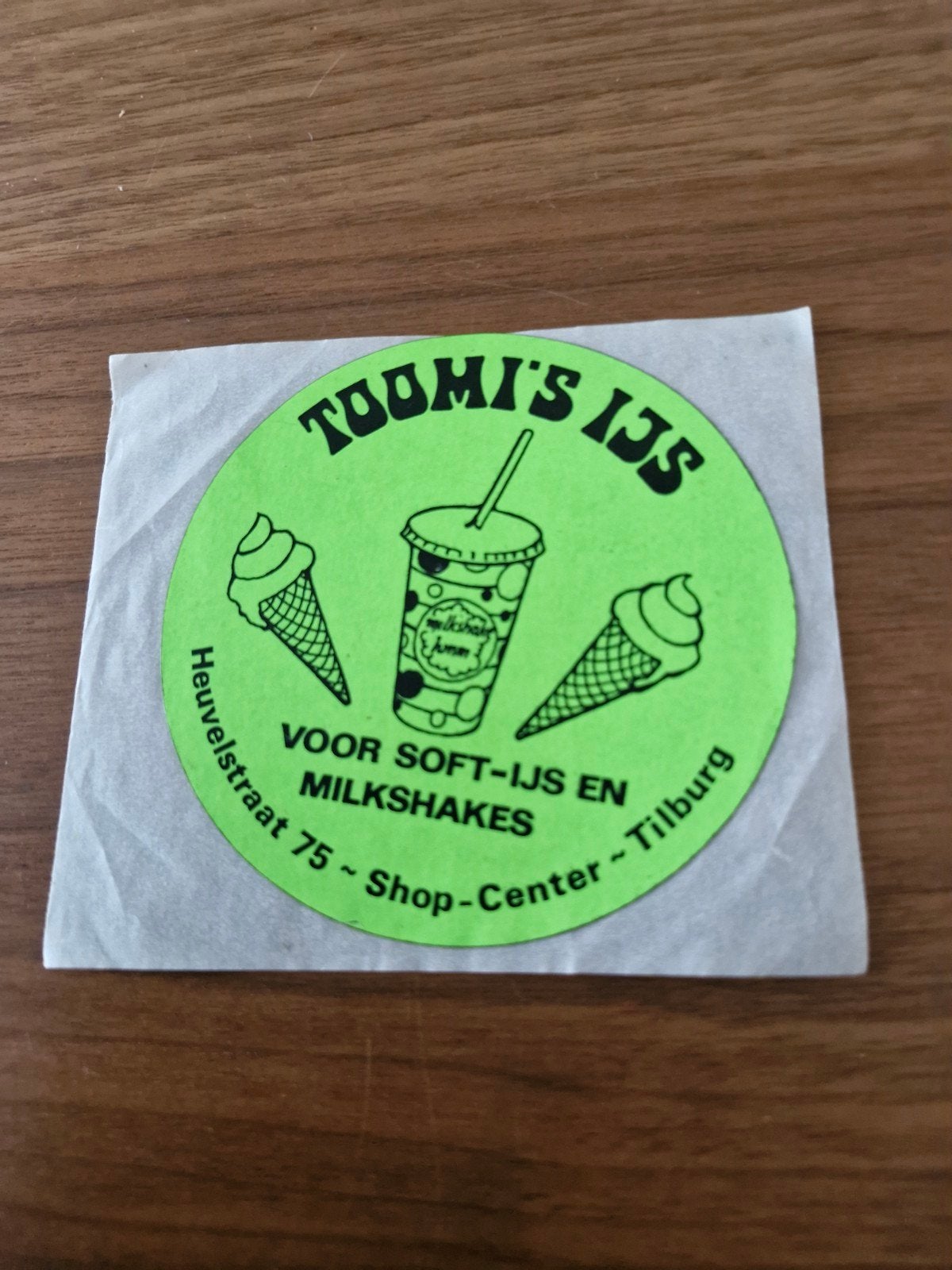 11129 Toomi's IJs Sticker - Softijs & Milkshakes Tilburg, Verzamelen, Stickers, Ophalen of Verzenden, Nieuw, Bedrijf of Vereniging