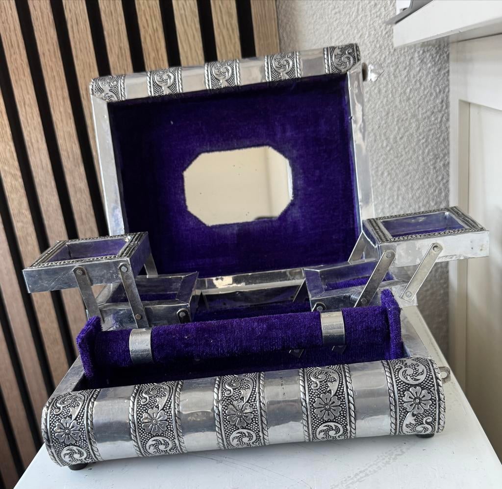 Zilverkleurige sieradendoos met olifantenmotief, Ophalen of Verzenden, Gebruikt