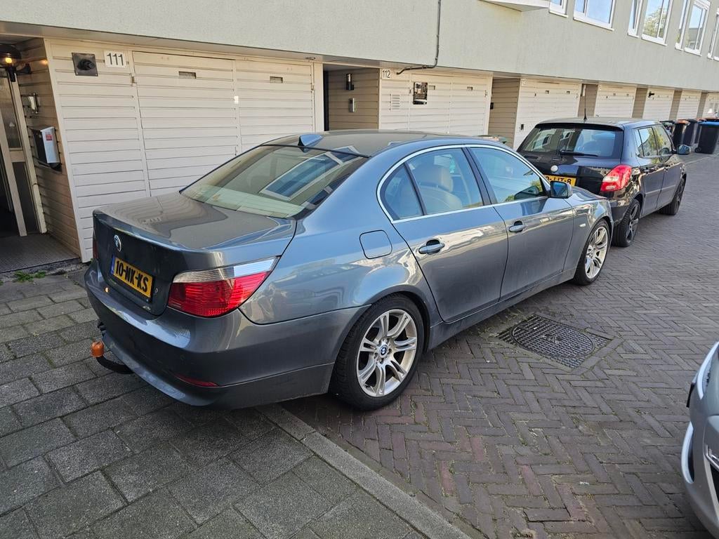 BMW 5-Serie 2.2 I 520 AUT 2003 Grijs LET OP LEES!, Auto's, Achterwielaandrijving, Beige, Particulier, Sedan