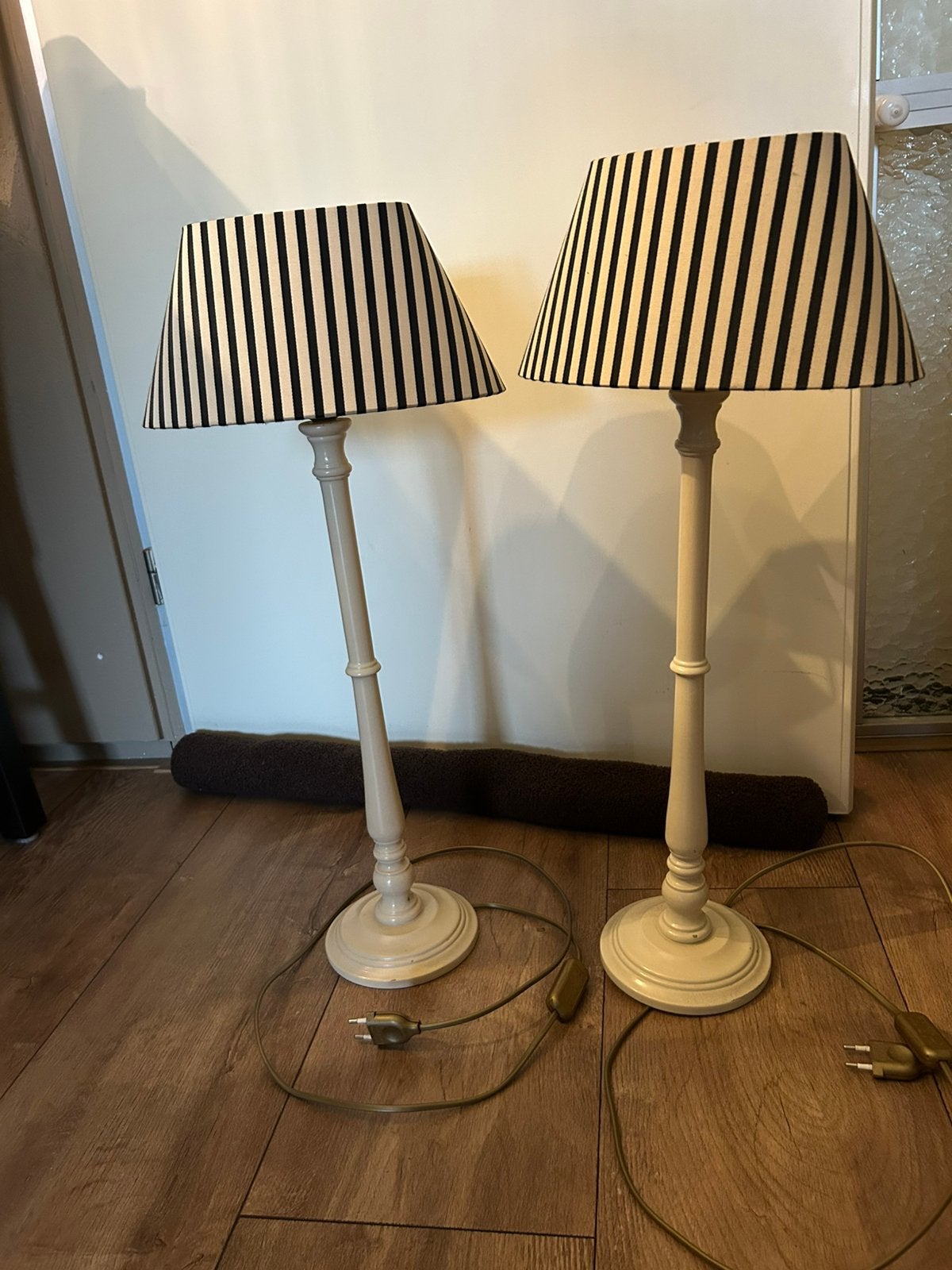 Twee leuke lampen met zwart/crème kappen, Ophalen of Verzenden, Zo goed als nieuw, Minder dan 100 cm