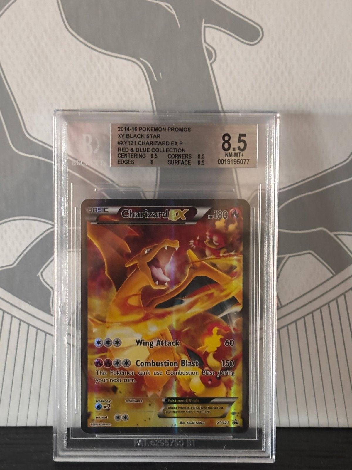 Charizard XY 121 Blackstar promo, Ophalen of Verzenden, Zo goed als nieuw