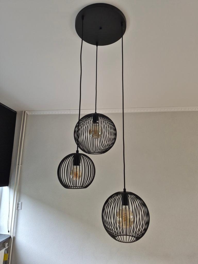 Moderne Zwarte Hanglamp met 3 Bolvormige Kappen, Ophalen, Zo goed als nieuw, Modern, Industrieel, Draadlamp, Metaal