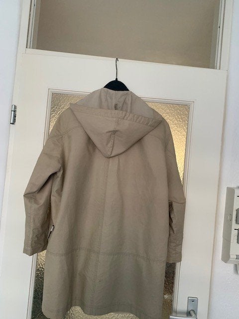 DAMO Outdoors beige zomer/najaar/voorjaar jas Mt 36 capuchon, Kleding | Dames, Verzenden, Beige, Zo goed als nieuw, DAMO Outdoors