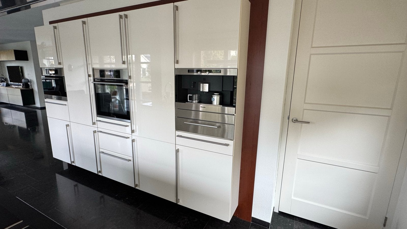 Foto 2 van Siematic Keuken met Eiland en Zwart Granieten Blad