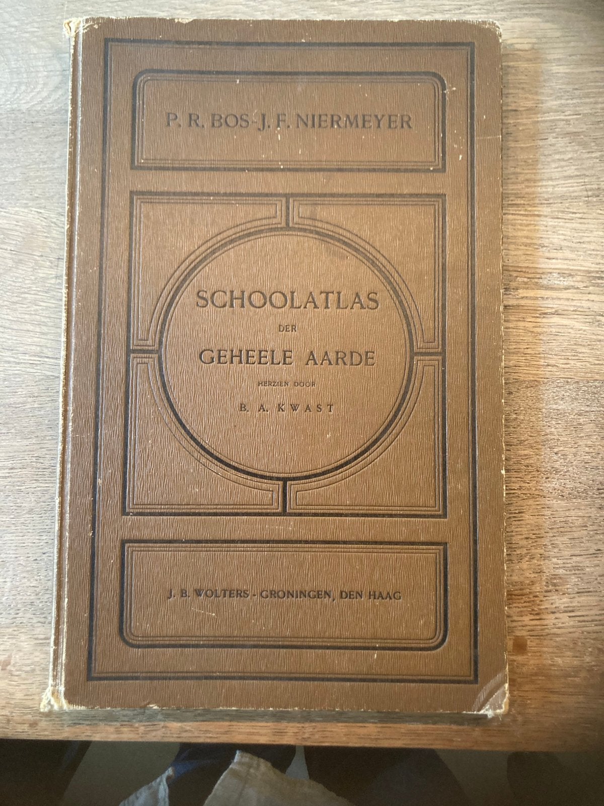 SCHOOLATLAS DER GEHEELE AARDE 1924, Boeken, Atlassen en Landkaarten, Ophalen of Verzenden, Gelezen, 1800 tot 2000, Wereld