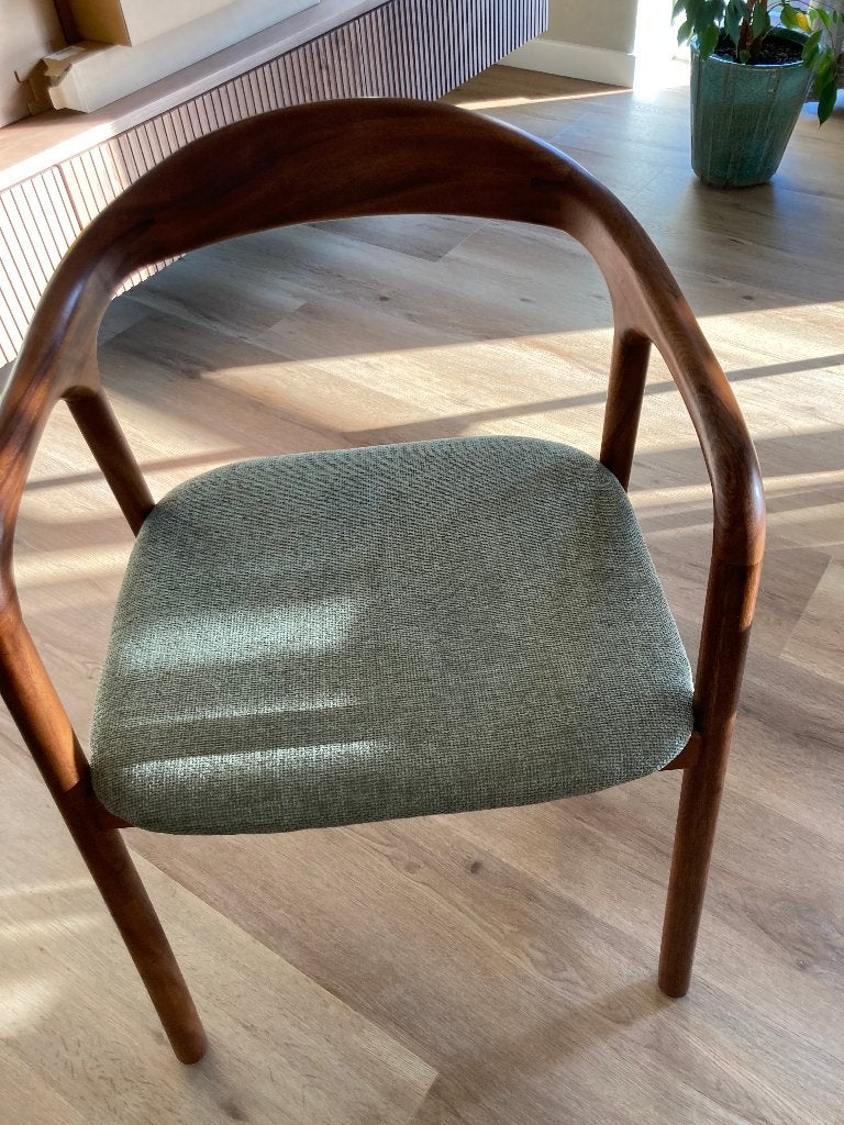 8 massief walnoothouten eetkamerstoelen, Huis en Inrichting, Stoelen, Ophalen, Zo goed als nieuw, Stof, Grijs