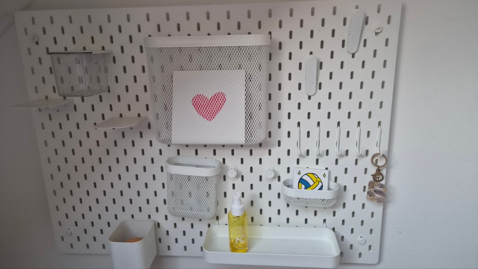 Wit geperforeerd bord met accessoires, Ophalen, Kunststof, Zo goed als nieuw, Modern