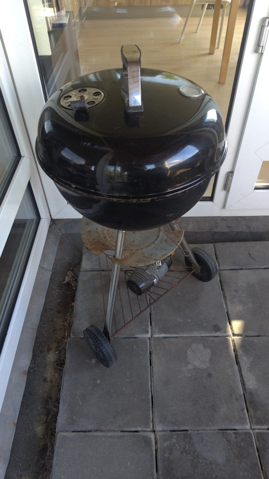 Zwarte kogelbarbecue op wielen, Tuin en Terras, Houtskoolbarbecues, Ophalen of Verzenden, Gebruikt
