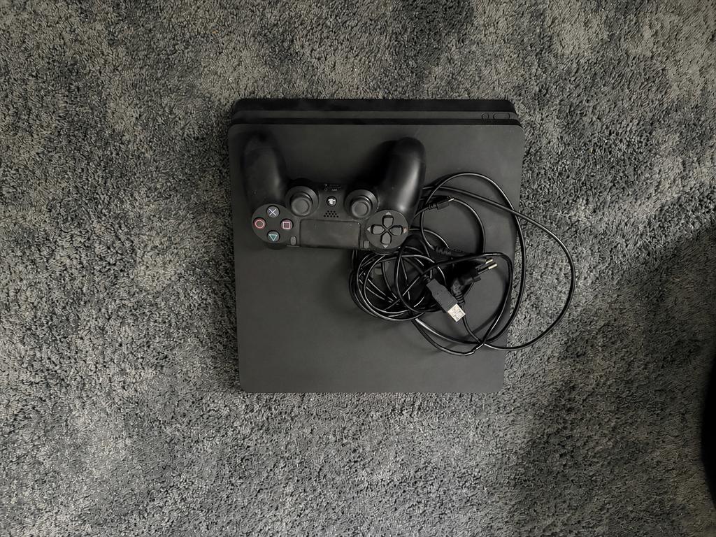 PlayStation 4 Slim 1TB  met 1 controller en racestuur, Ophalen, Zo goed als nieuw, 1 TB, Met 1 controller