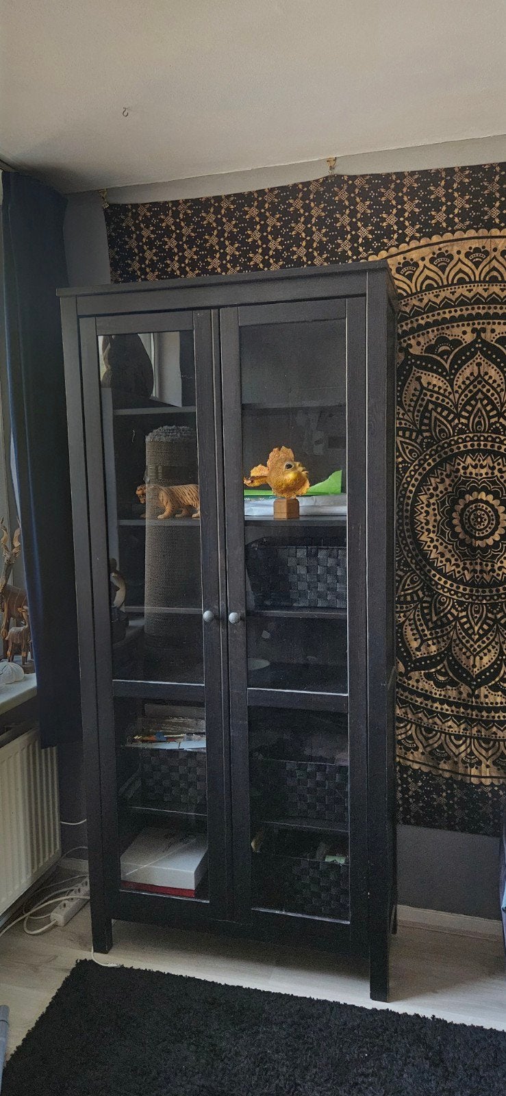 Ikea Hemnes vitrinekast bruin zwart, Ophalen, Met deur(en), Hemnes, Zo goed als nieuw