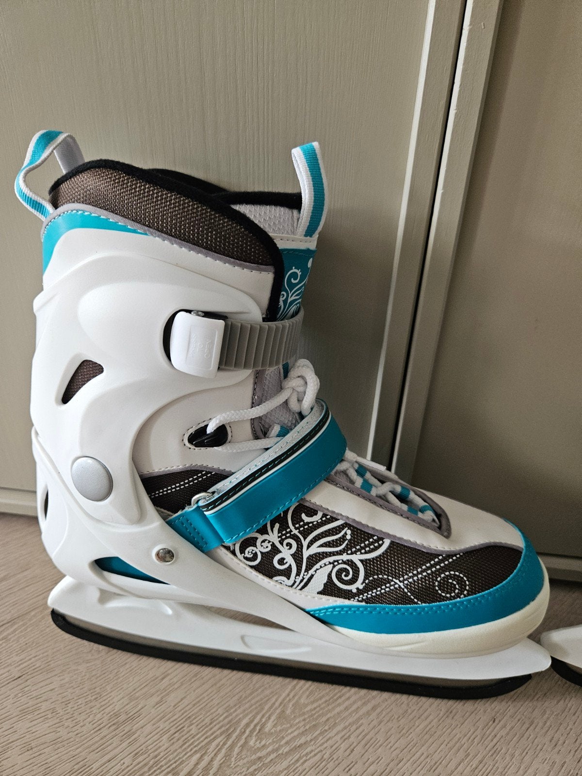 Schaatsen wit, Zo goed als nieuw, Kunstschaatsen, Ophalen, Overige merken