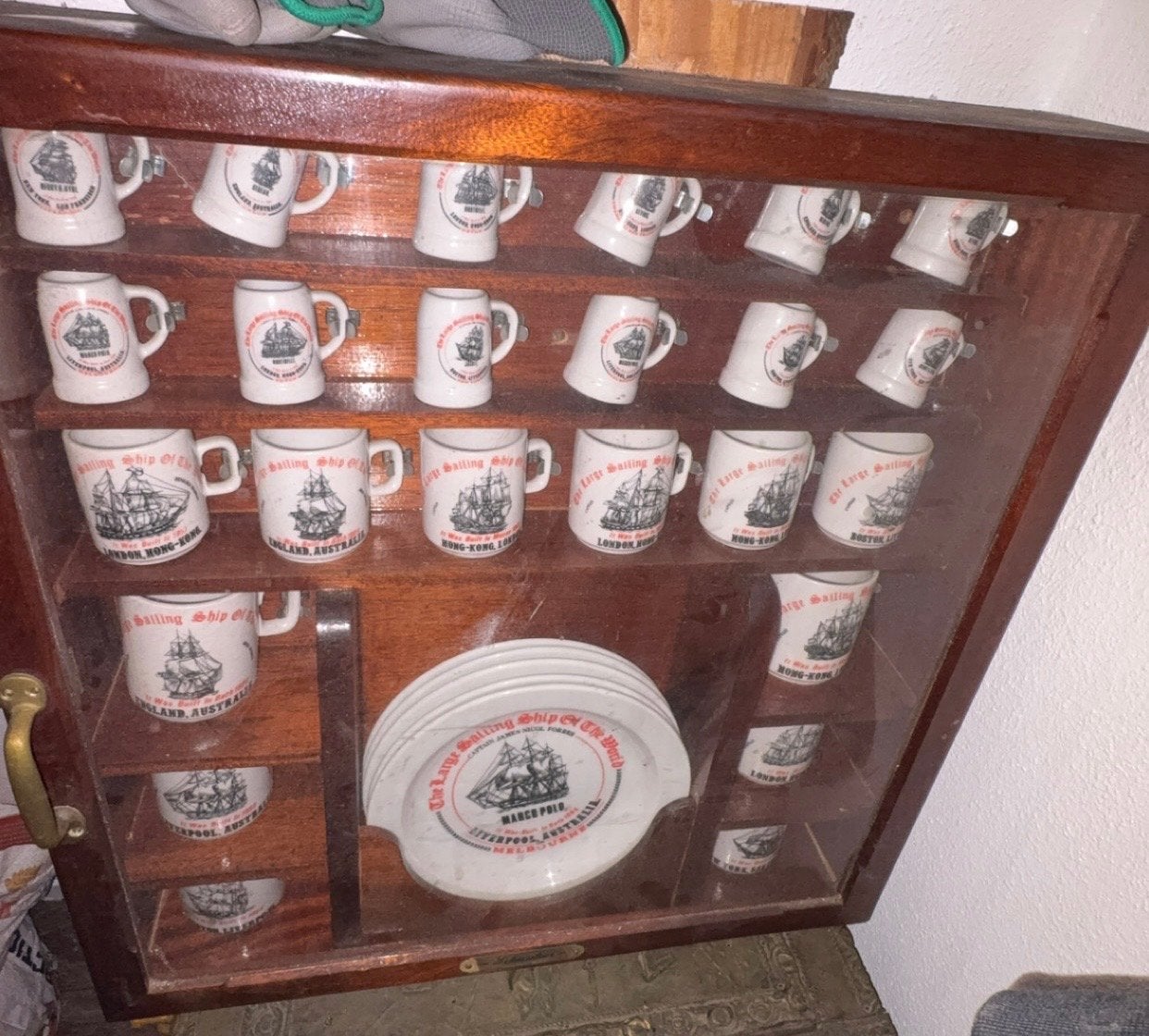 Antieke scheepsbekers en borden in vitrinekast, Antiek en Kunst, Ophalen