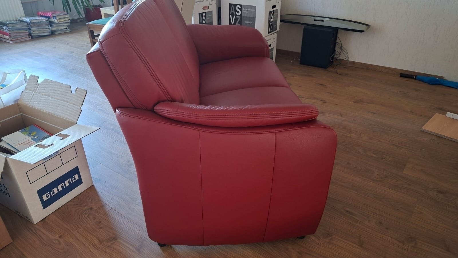 Comfortabele rode leren tweezitsbank, Ophalen, 150 tot 200 cm, Tweepersoons, Zo goed als nieuw