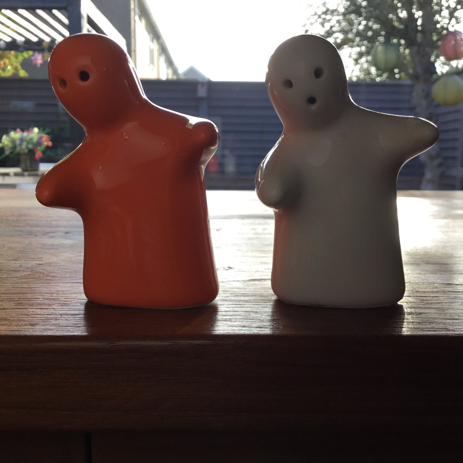 Peper/Zoutstel - twee keramiek figuurtjes - omhelzen, Overige typen, Ophalen of Verzenden, Zo goed als nieuw, Steen/keramiek