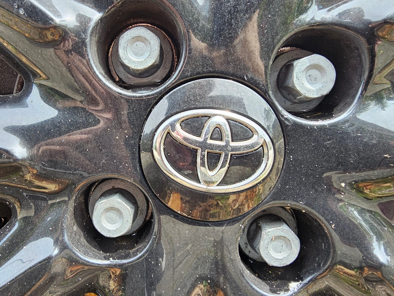 Gezocht: zwarte naafdoppen voor Toyota velgen, Ophalen