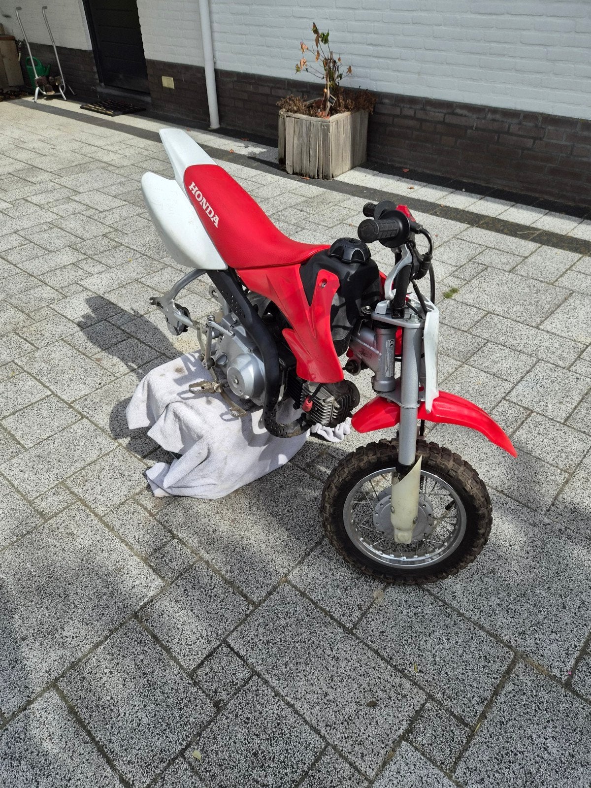 Honda CRF50 49cc - achterwiel word gemonteerd, Fietsen en Brommers, Brommers | Crossbrommers, Ophalen, Honda, 49 cc, Zo goed als nieuw