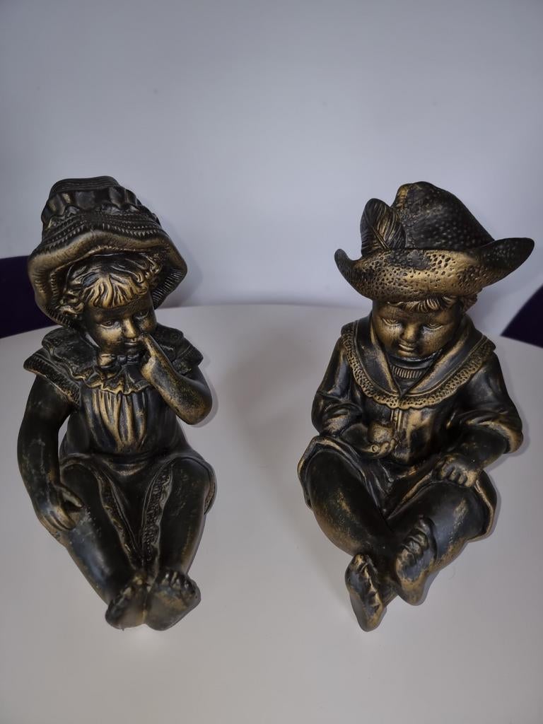 Set van 2 Vintage Beelden: Jongen en Meisje in Bronskleur, Groep mensen, Minder dan 20 cm, Ophalen of Verzenden, Gepatineerd