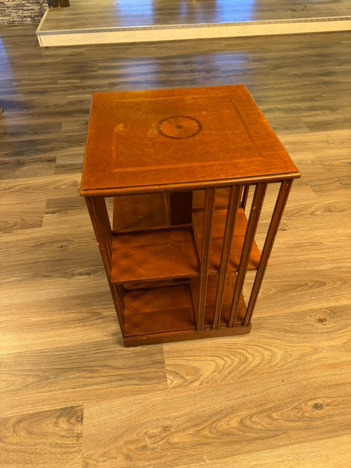 Vintage houten boekenmolen met 3 niveaus, Met plank(en), Minder dan 50 cm, Gebruikt, Minder dan 100 cm