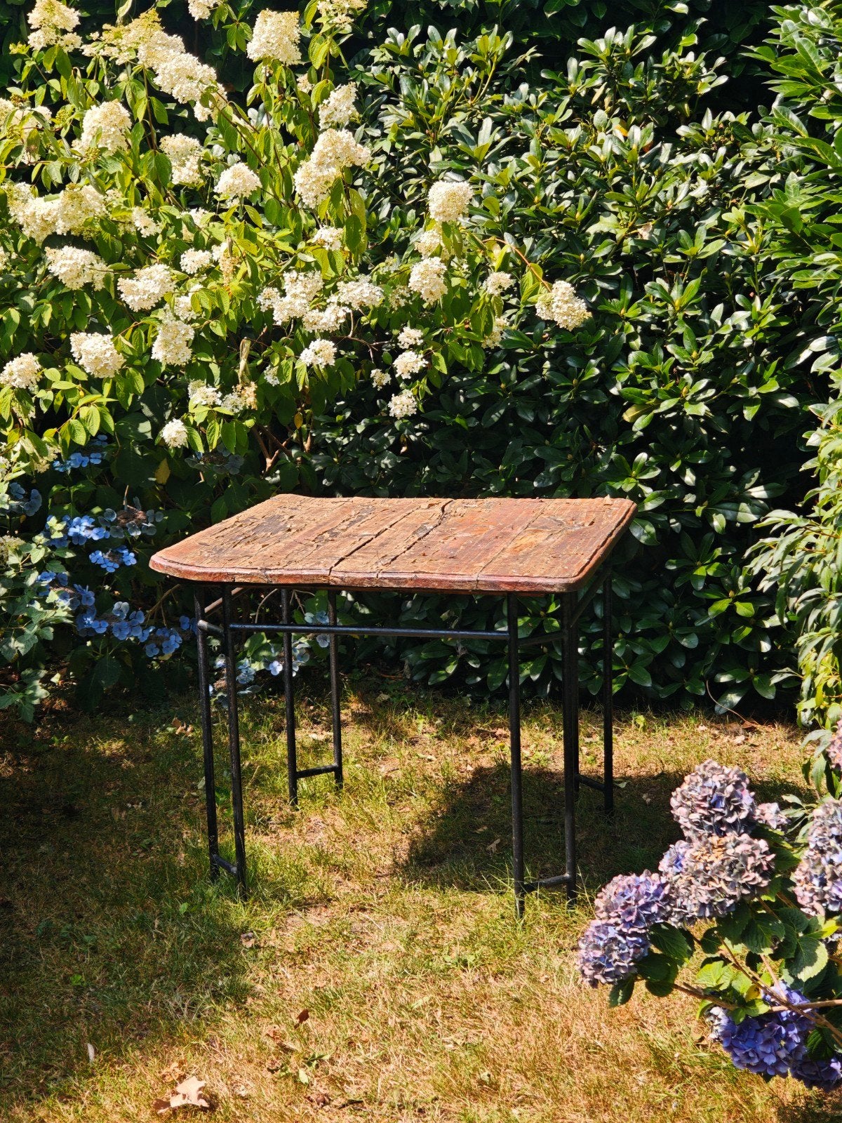 Massief houten tuintafel met gietijzeren onderstel, Ophalen of Verzenden, Gebruikt, Rechthoekig, Hout
