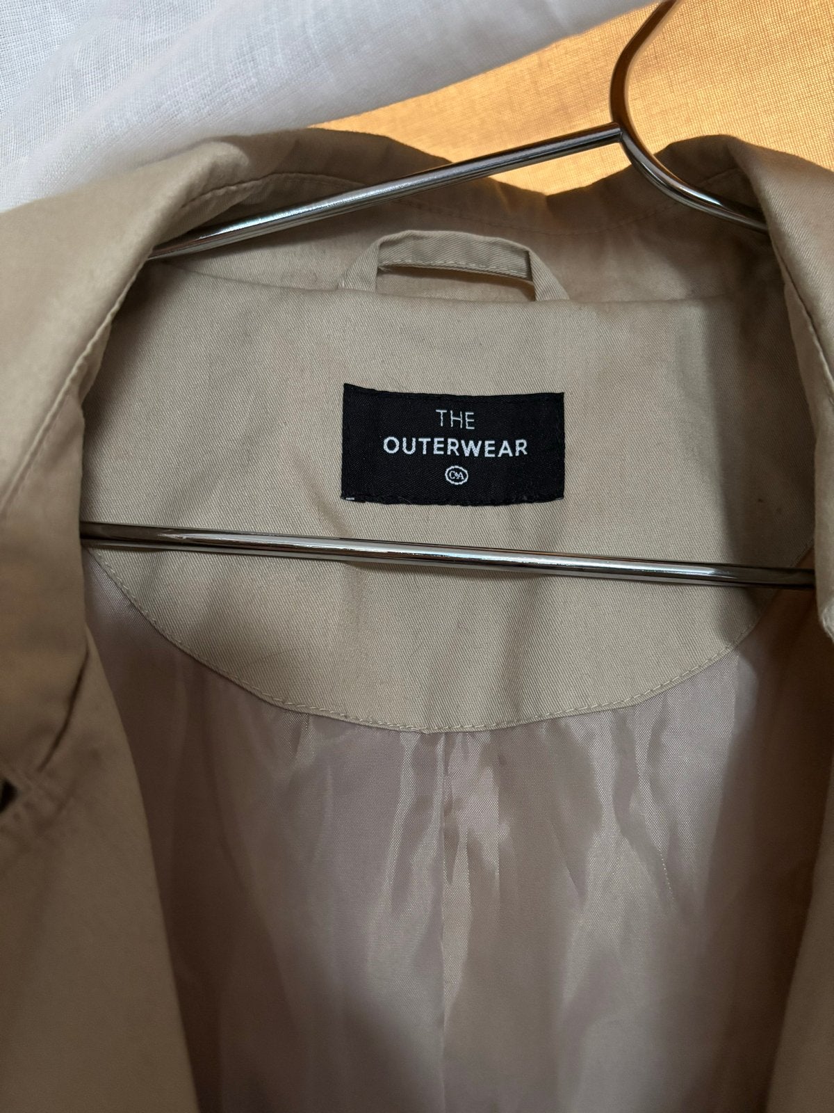 Stijlvolle beige trenchcoat van The Outerwear, Ophalen of Verzenden, Zo goed als nieuw, Maat 38/40 (M), Beige