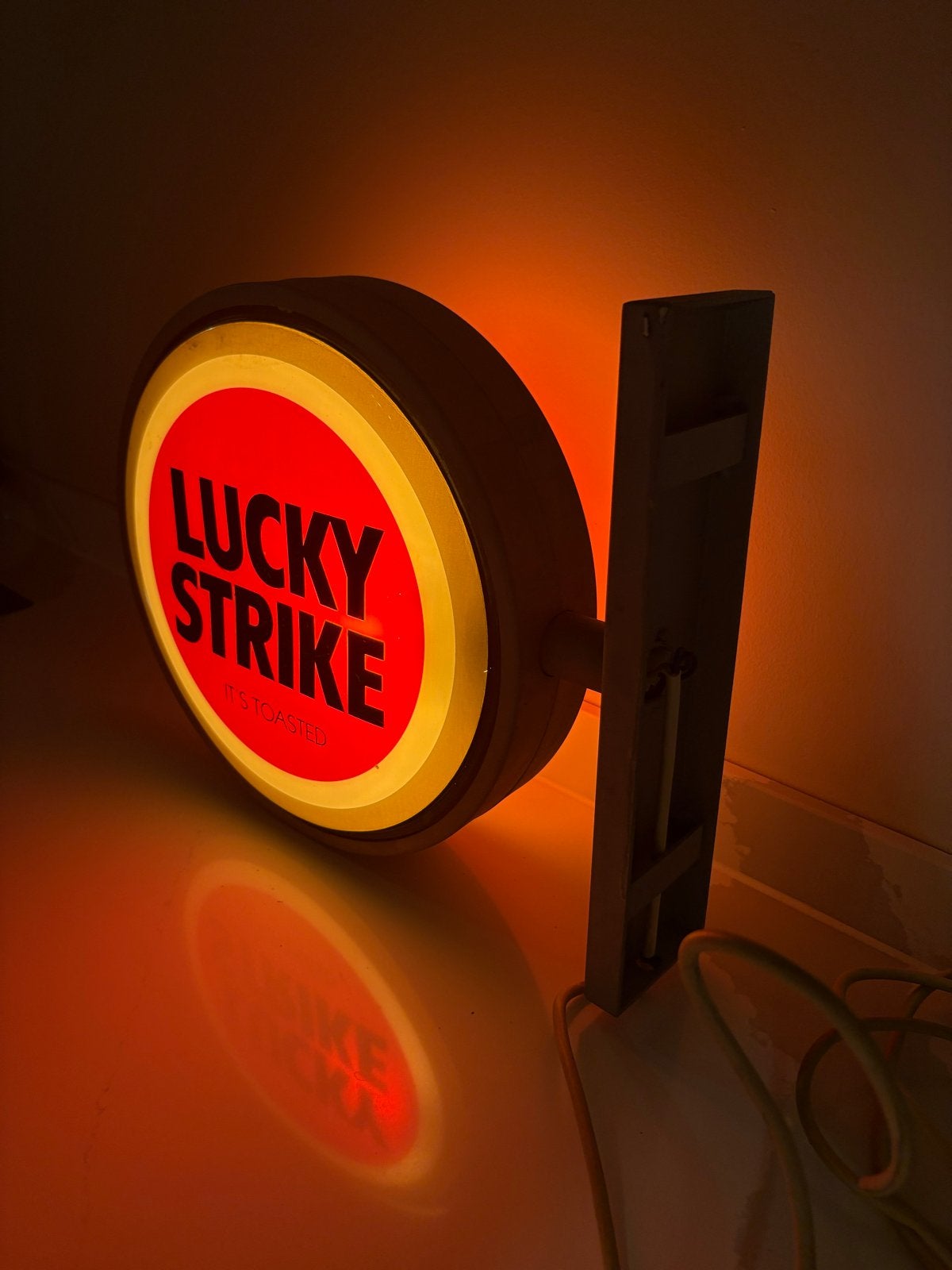 Dubbelzijdige Lucky Strike Lichtbak met Muursteun, Verzenden, Zo goed als nieuw, Lichtbak of (neon) lamp