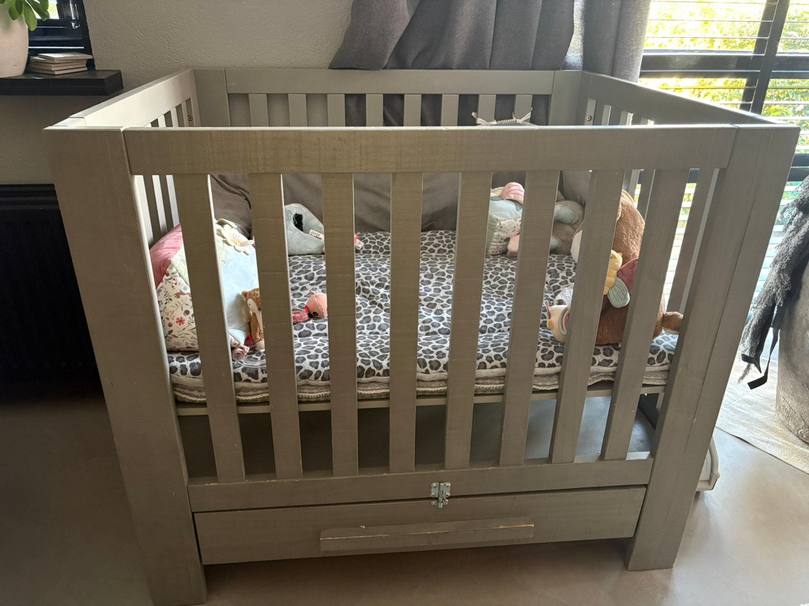 grijze box met lade en verstelbare bodem, Kinderen en Baby's, Ophalen, Gebruikt, In hoogte verstelbaar