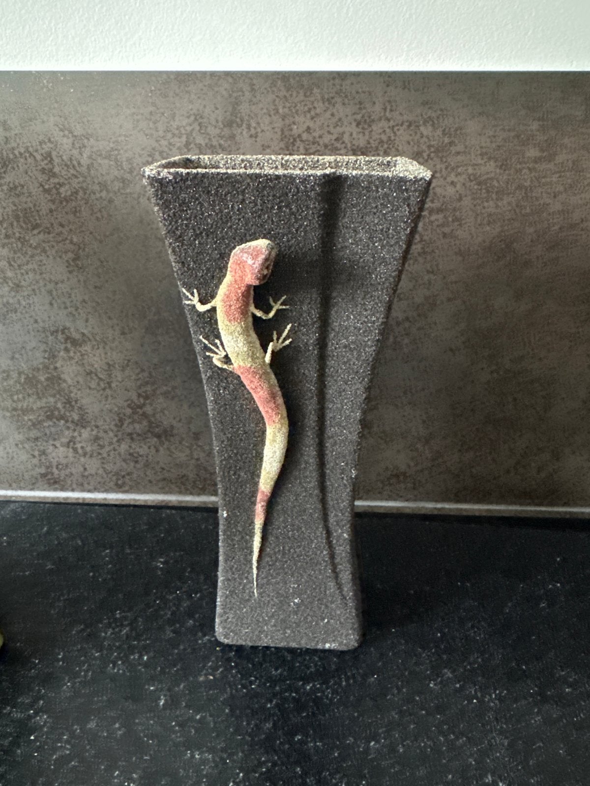 Gratis Decoratieve vaas met hagedis reliëf, Ophalen