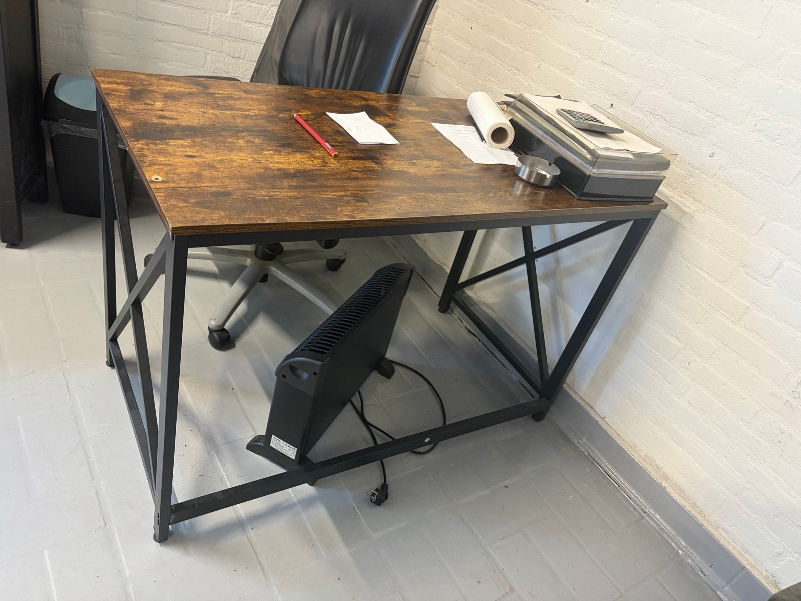 Stevig bureau met bureaustoel, Ophalen, Gebruikt, Hout, Bruin