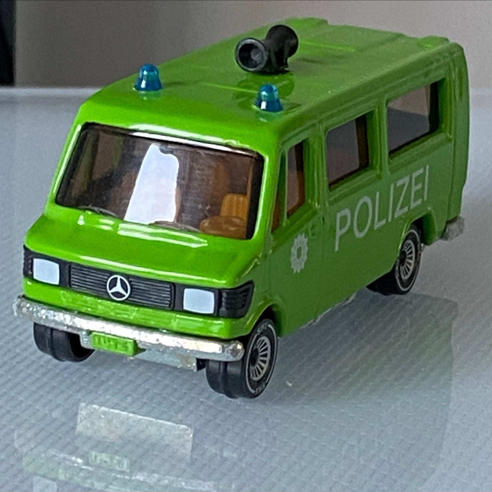 Siku 1:50 Mercedes 208 Polizei busje - Nieuwstaat (bodem geo, Ophalen of Verzenden, Nieuw, Bus of Vrachtwagen, SIKU
