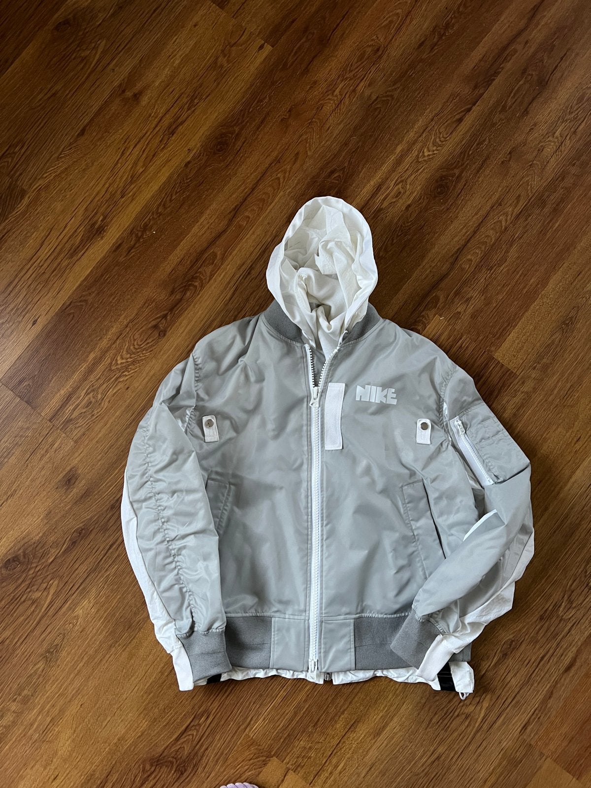 Nike x Sacai bomberjack met capuchon - Grijs/Wit (M), Ophalen of Verzenden, Zo goed als nieuw, Maat 48/50 (M), Grijs