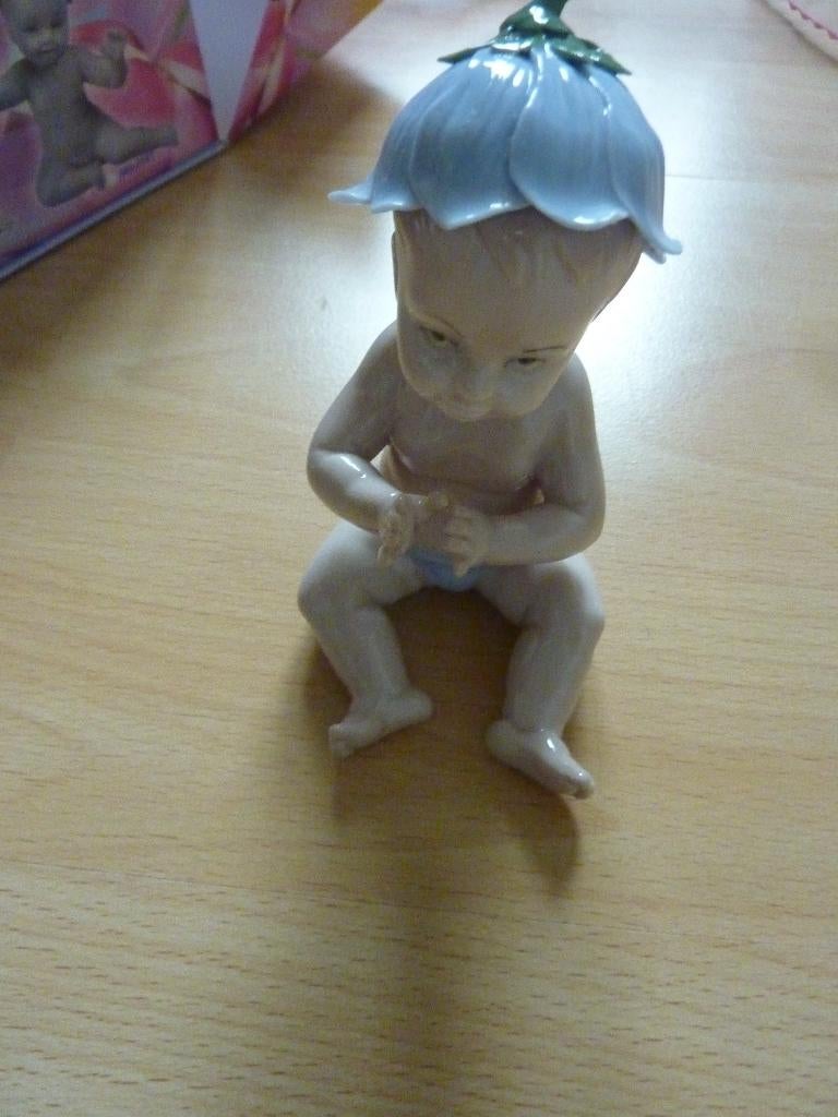 Zittende Baby Merk Sagrada., Ophalen of Verzenden