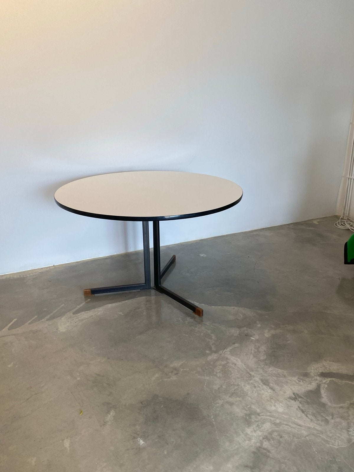 Hein Salamonson tafel met formica blad, Kunststof, Gebruikt, 100 tot 150 cm, Rond