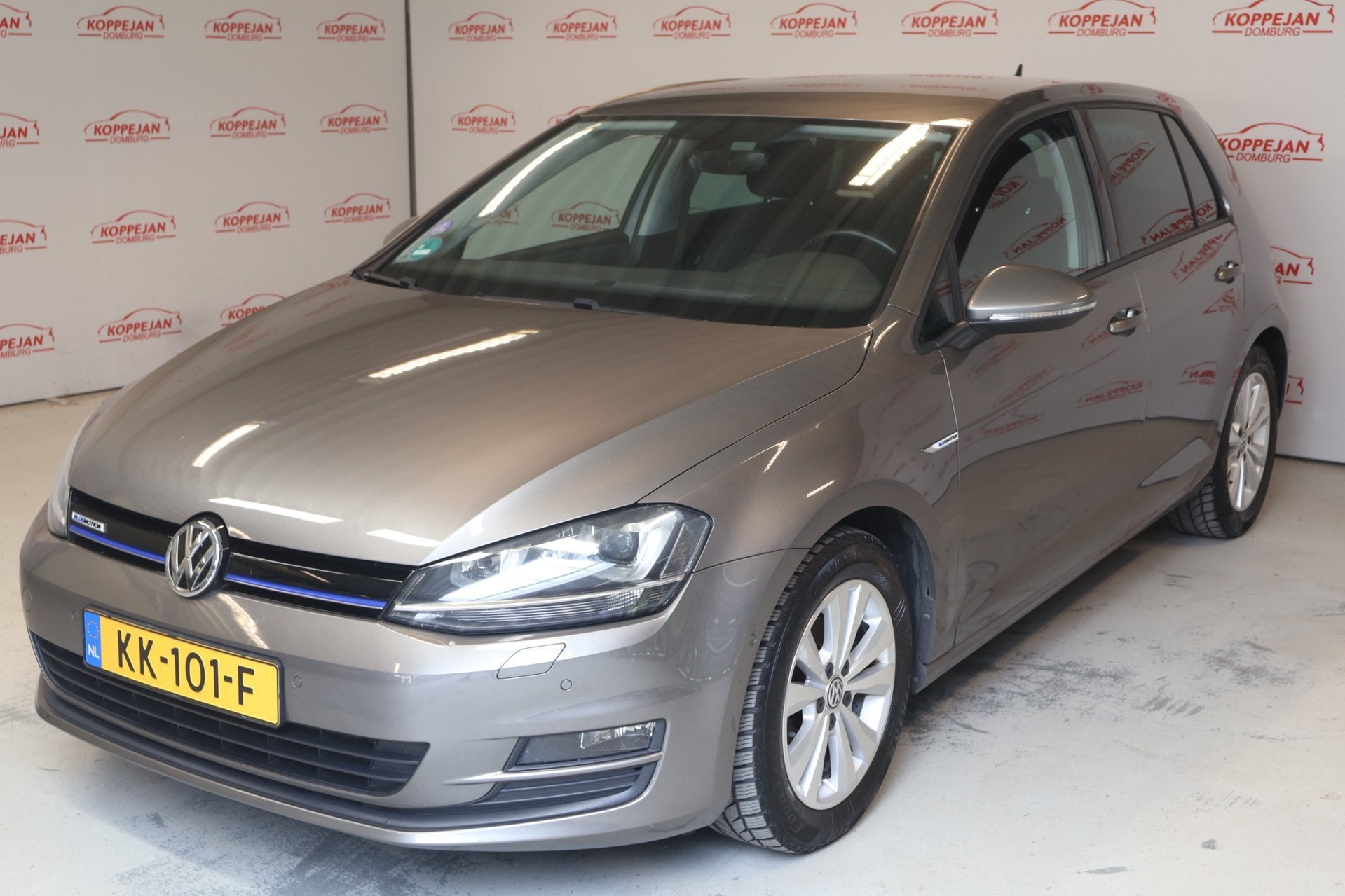 Volkswagen Golf 1.0 TSI Connected Series NL auto, Carplay, A, Stof, Gebruikt, 23 km/l, Origineel Nederlands