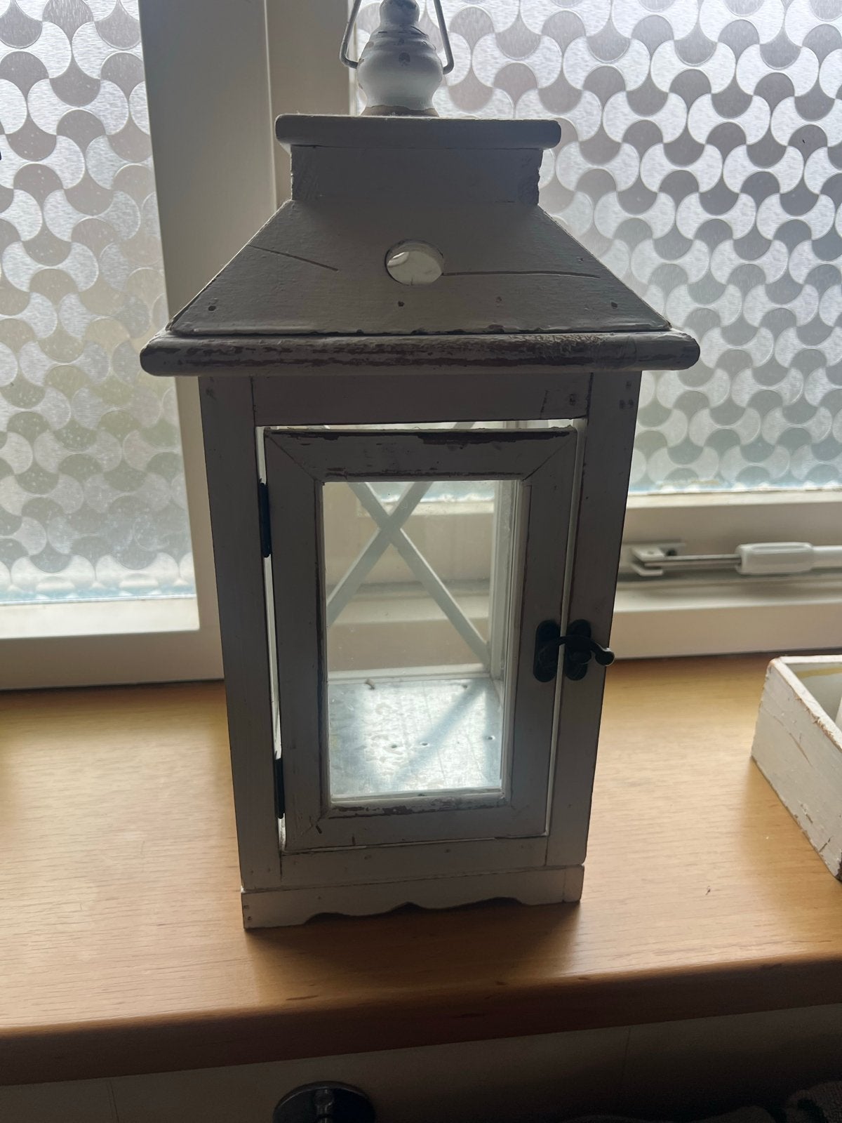 Decoratieve houten lantaarn, wit., Ophalen, 25 tot 50 cm, Wit, Zo goed als nieuw