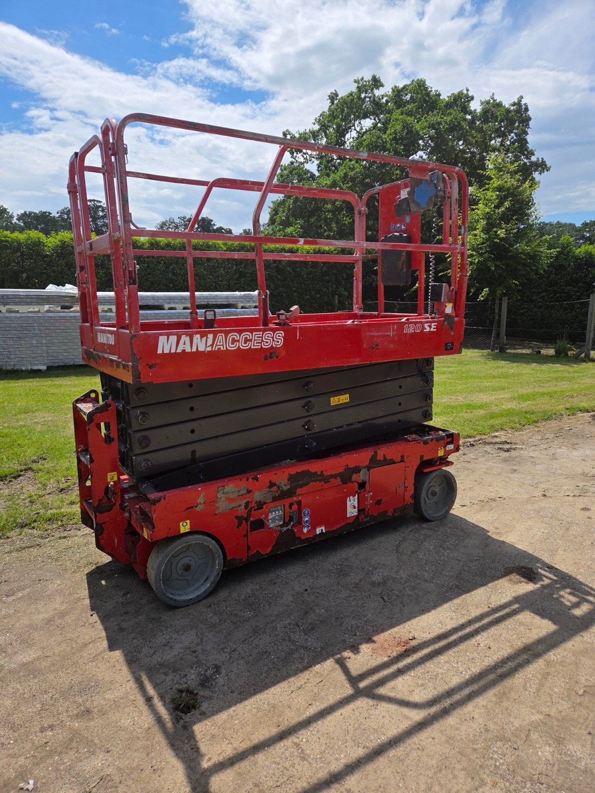 Manitou 120 SE schaarhoogwerker Genie lift 12m hoogwerker, Zakelijke goederen, Machines en Bouw | Liften, Steigers en Ladders