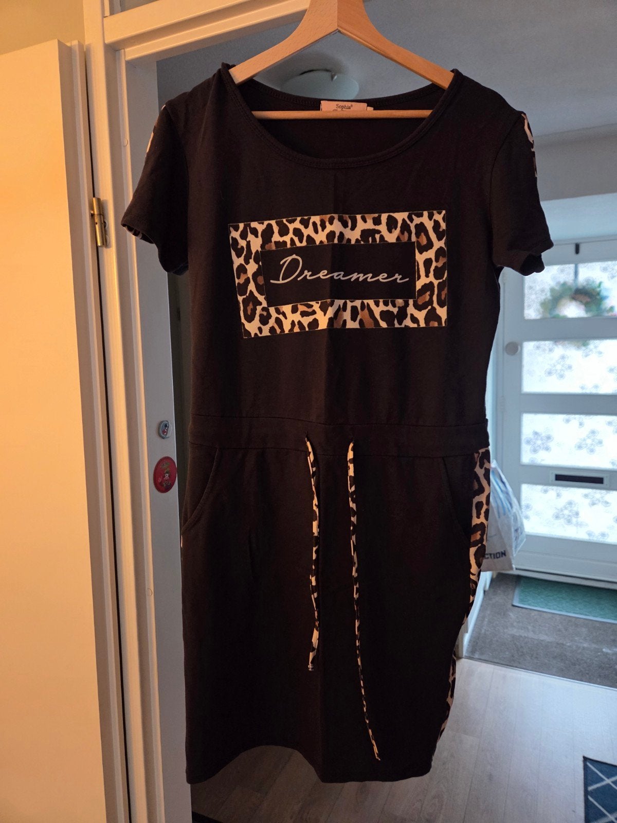 Sophia jurk met luipaardprint en 'Dreamer' opdruk, Zwart, Sophia, Maat 42/44 (L), Ophalen of Verzenden