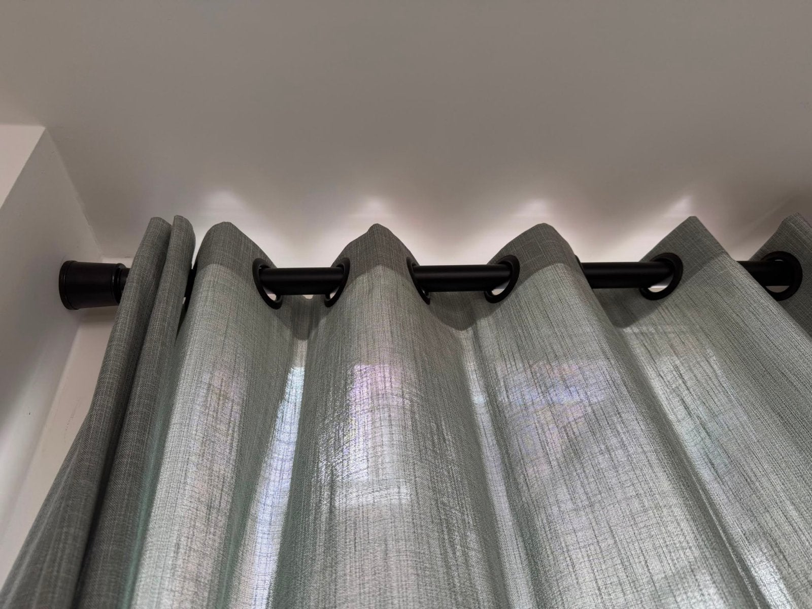 Lichtgroene inbetween gordijnen met ringen, Huis en Inrichting, Stoffering | Gordijnen en Lamellen, Ophalen, Overige merken, Zo goed als nieuw