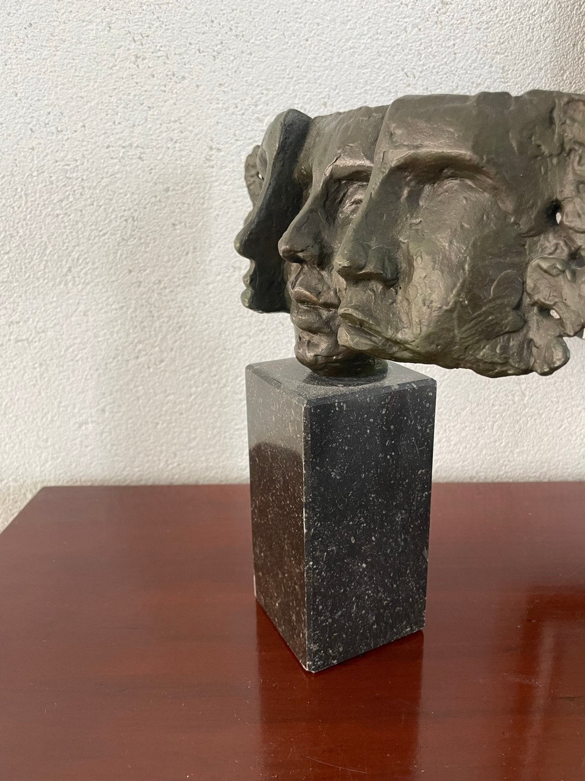 Bronzen sculptuur met drie gezichten op marmeren sokkel, Groep mensen, Ophalen of Verzenden, Brons, 20 - 50 cm