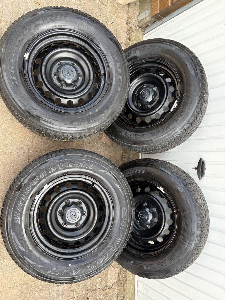 Toyota Hilux banden en velgen, Auto-onderdelen, Banden en Velgen, Ophalen, Gebruikt, 265 mm, Banden en Velgen