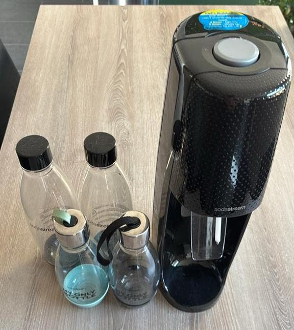 Sodastream incl gasfles en 4 flessen, Witgoed en Apparatuur, Ophalen, Zo goed als nieuw