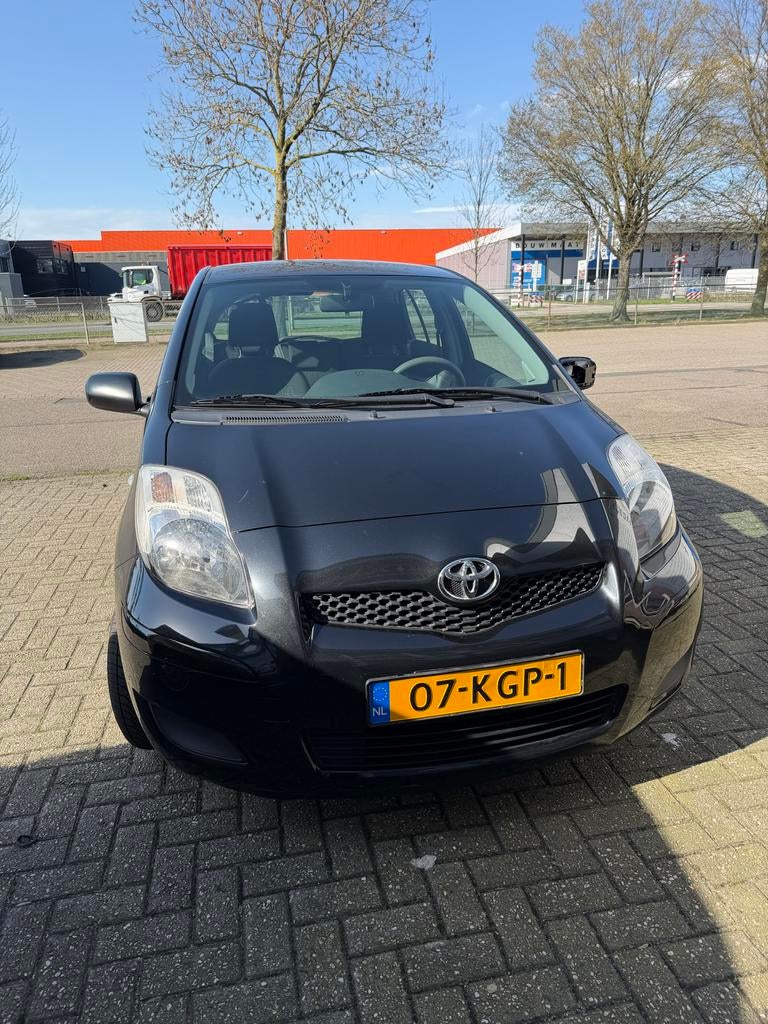 Toyota Yaris 1.0 12V Vvt-i 5DR Terra 2009 Zwart, Auto's, Toyota, Voorwielaandrijving, 40 €/maand, 750 kg, Zwart