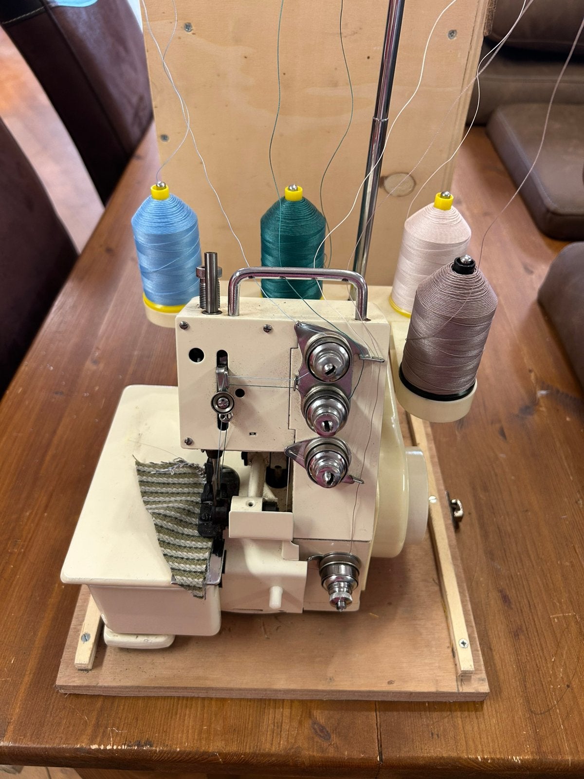 Zeer compacte semi professionele lockmachine, Hobby en Vrije tijd, Naaimachines en Toebehoren, Gebruikt, Lockmachine, Industrieel