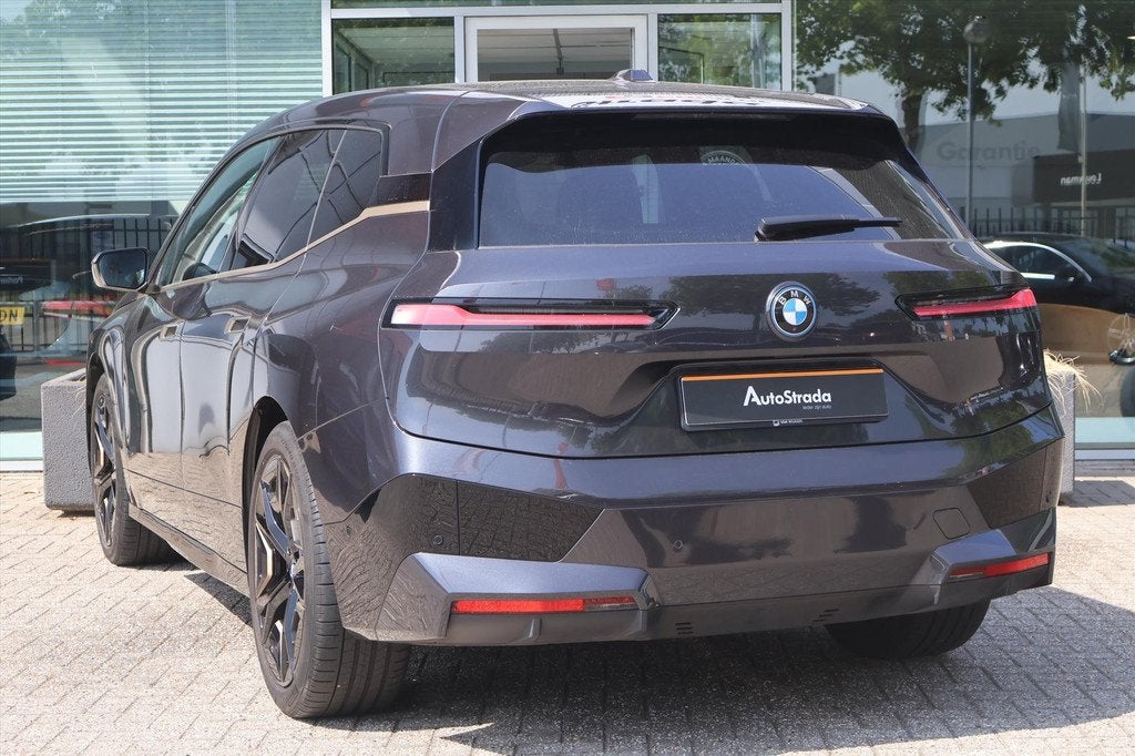 BMW Ix (i20) xDrive40 M-Sport 326pk 99% SoH I Stoelverkoelin, Auto's, BMW, Gebruikt, Met garantie (alle), Vierwielaandrijving